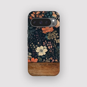 Puede incluir: Funda de teléfono con un diseño floral de flores naranjas, blancas y verdes sobre un fondo azul oscuro. La parte inferior tiene una textura de vetas de madera con el texto "Your Name".