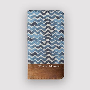 Wave Wiggle Ozean Geldbörse Hülle | Gewellte Vegan Leder Folio Hülle | Passend für iPhone 16, 15, 14, 13, Samsung Galaxy S25, S24, S23, S22