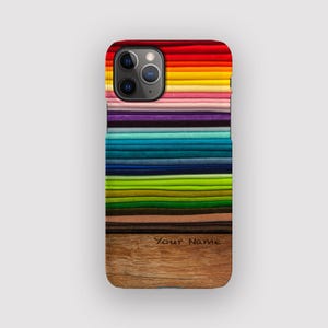 Effet tissu plis arc-en-ciel coque iPhone | Boîtier résistant aux chocs arc-en-ciel | Compatible avec les iPhone 16, 15 Plus, 14, 13 Pro Max, 12, 11, SE