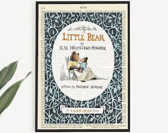 Op de afbeelding: Printbare boekkunst met een vintage boekpagina met een illustratie van Kleine Beer van Else Holmelund Minarik, geïllustreerd door Maurice Sendak. De pagina is omgeven door een decoratieve rand van blauwe en groene wijnstokken.
