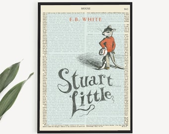 Op de afbeelding: Een afdrukbare boekkunstafbeelding met een vintage boekpagina met een illustratie van een muis in een rood jasje die een hoed vasthoudt. De tekst "Stuart Little" is in een decoratief lettertype op de pagina geschreven. De pagina is uit een boek van E.B. White.