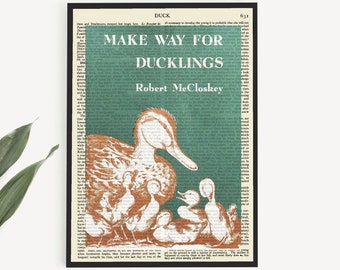 Puede incluir: Una ilustración de portada de libro vintage de un pato y patitos. La portada es verde con texto blanco que dice "Make Way for Ducklings" y "Robert McCloskey".