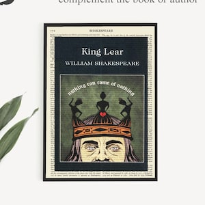 Puede incluir: Arte de libro imprimible con una página vintage con texto y una imagen enmarcada de "King Lear" de William Shakespeare. La imagen incluye el texto "nothing can come of nothing" y un diseño de corona. La obra de arte está disponible para descargar e imprimir.