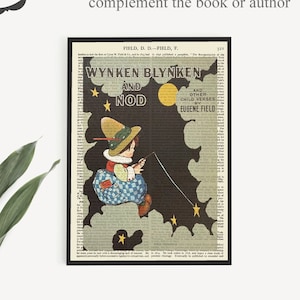 Puede incluir: Una ilustración de página de libro vintage con un niño con una camisa a cuadros azules y blancos pescando estrellas en el cielo nocturno. El texto dice "Wynken Blynken and Nod" y "And Other Child Verses by Eugene Field".