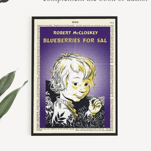 K&ouml;nnte beinhalten: Druckbarer Buchkunst mit einem Vintage-Buchcover f&uuml;r "Blueberries for Sal" von Robert McCloskey. Der Umschlag ist lila mit einer gelben Illustration eines Kindes, das Blaubeeren pfl&uuml;ckt.