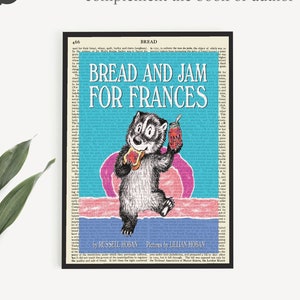 Puede incluir: Una ilustración vintage de un tejón sosteniendo un tarro de mermelada y una rebanada de pan. La ilustración está sobre un fondo azul con el texto "Bread and Jam for Frances" en blanco. El libro se titula "Bread and Jam for Frances" de Russell Hoban con ilustraciones de Lillian Hoban.