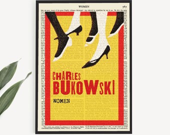 Peut inclure: Art de livre imprimable présentant une page de livre vintage avec un fond jaune et du texte rouge. Le texte indique "Charles Bukowski Women". L'image est une illustration en noir et blanc de deux jambes de femmes portant des talons hauts.