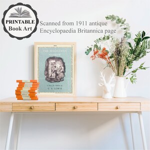 Op de afbeelding: Een ingelijst afdruk van een vintage boekpagina met een illustratie van een sc&egrave;ne uit "De Magi&euml;rsneef" van C.S. Lewis. De afdruk is op een lichtblauwe achtergrond met zwarte tekst en een bruine illustratie. De afdruk staat op een houten bureau met een stapel boeken en een vaas met bloemen.