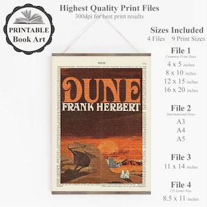 K&ouml;nnte beinhalten: Druckbare Buchcover-Kunst des Science-Fiction-Romans "Dune" von Frank Herbert. Das Cover zeigt einen Sandwurm, eine W&uuml;stenlandschaft und den Titel in orangefarbenem Text auf braunem Hintergrund.