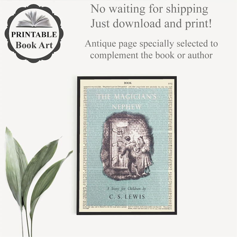 Op de afbeelding: Printbare boekkunst met een vintage pagina uit "De Magi&euml;rsneef" van C.S. Lewis. De pagina is lichtblauw met zwarte tekst en een zwart-witte illustratie van een deuropening met twee kinderen die in de deuropening staan.
