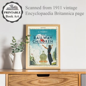 Puede incluir: Una ilustraci&oacute;n de portada de libro vintage de una ni&ntilde;a con los brazos en alto, de pie frente a un tren. El texto de la portada dice "The Railway Children" de E. Nesbit. La portada est&aacute; impresa en una p&aacute;gina de una Enciclopedia Brit&aacute;nica vintage de 1911.