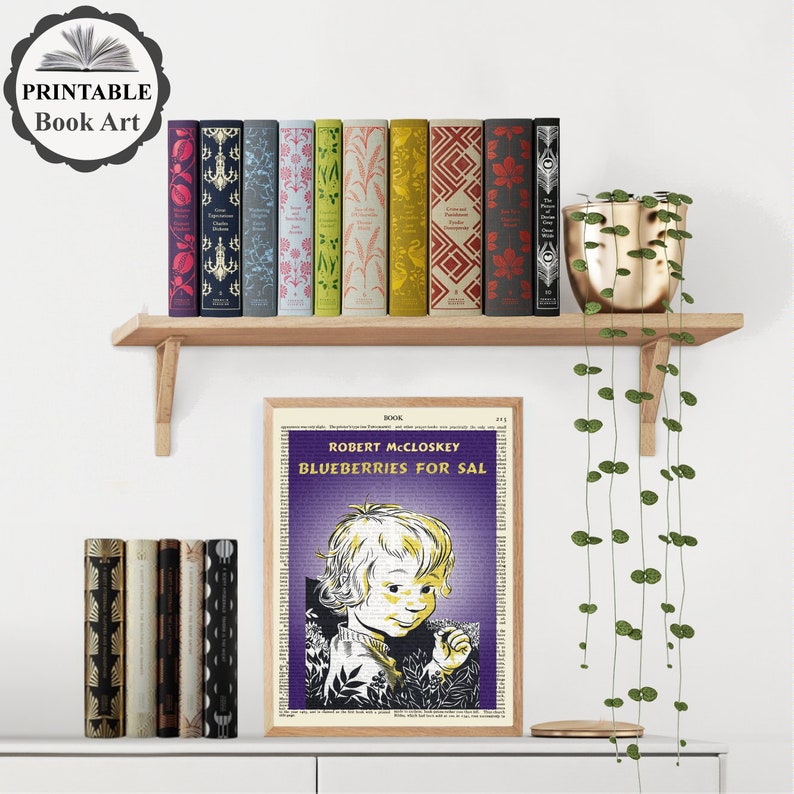 K&ouml;nnte beinhalten: Ein gerahmter Druck eines Buchcovers mit einem Kind mit blonden Haaren und einem violetten Hintergrund. Der Buchtitel lautet "Blueberries for Sal" von Robert McCloskey.