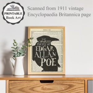 Peut inclure: Une impression d'art de livre imprimable en noir et blanc repr&eacute;sentant une silhouette de corbeau avec le texte "The Complete Poetry of Edgar Allan Poe" superpos&eacute; au corbeau. L'impression est encadr&eacute;e et pos&eacute;e sur une surface en bois.