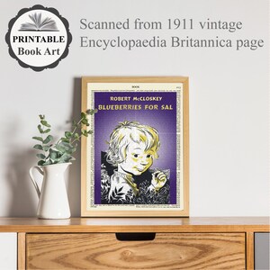 K&ouml;nnte beinhalten: Eine Vintage-Buchcover-Illustration eines Kindes, das Blaubeeren h&auml;lt. Das Cover ist lila mit gelbem Text, der "BOOK" und "ROBERT MCCLOSKEY" und "BLUEBERRIES FOR SAL" lautet.