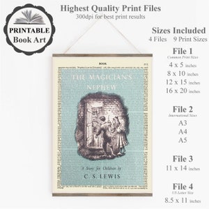 Op de afbeelding: Printbare boekkunst met een vintage illustratie van een boekomslag voor "The Magician's Nephew" van C.S. Lewis. De omslag toont een zwart-wit illustratie van twee kinderen die in een deuropening staan. De titel van het boek is in zwarte tekst op een lichtblauwe achtergrond gedrukt. De tekst "A Story for Children by C.S. Lewis" is in zwarte tekst onder de illustratie gedrukt. De afbeelding bevat een beschrijving van de verschillende afdrukformaten die beschikbaar zijn voor aankoop.