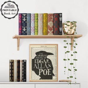 Peut inclure: Une impression encadr&eacute;e d'une silhouette de corbeau noir sur un fond de page de livre vintage. Le texte indique "The Complete Poetry of Edgar Allan Poe". L'impression est expos&eacute;e sur une &eacute;tag&egrave;re blanche avec une rang&eacute;e de livres et une plante suspendue.