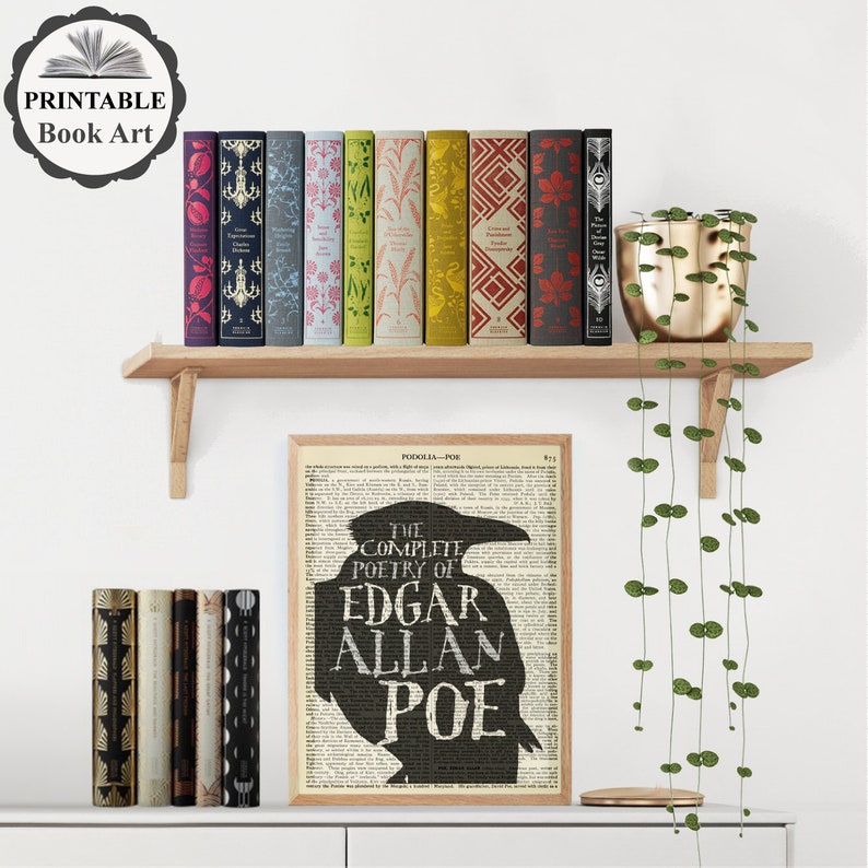 Peut inclure: Une impression encadr&eacute;e d'une silhouette de corbeau noir sur un fond de page de livre vintage. Le texte indique "The Complete Poetry of Edgar Allan Poe". L'impression est expos&eacute;e sur une &eacute;tag&egrave;re blanche avec une rang&eacute;e de livres et une plante suspendue.