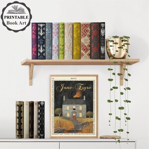 Peut inclure: Une impression d'art de livre imprimable repr&eacute;sentant une illustration vintage de Jane Eyre de Charlotte Bronte. L'impression est encadr&eacute;e et expos&eacute;e sur une &eacute;tag&egrave;re avec une plante en pot et une rang&eacute;e de livres.