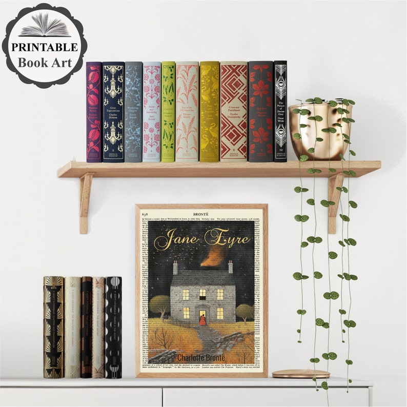 Peut inclure: Une impression d'art de livre imprimable repr&eacute;sentant une illustration vintage de Jane Eyre de Charlotte Bronte. L'impression est encadr&eacute;e et expos&eacute;e sur une &eacute;tag&egrave;re avec une plante en pot et une rang&eacute;e de livres.