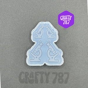 Puede incluir: Molde de silicona transparente con cuatro formas de microscopios. El molde tiene forma de persona con los brazos extendidos. El molde es para hacer aretes de resina u otras manualidades.