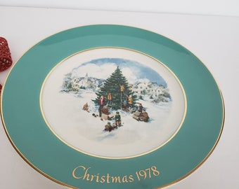 Vintage Enoch Wedgwood for Avon Christmas Plate 'Trimming The Tree' - 1978 - 6th Edition