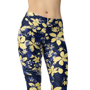 Blauwe bloemenlegging, bedrukte leggings, unieke leggings, legging voor vrouwen, yogabroek, capri&#39;s, plus size leggings, trainingsbroek