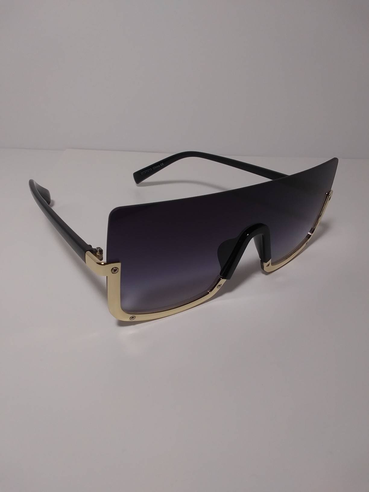 Black Shield With Gold Frame Hot Style Retro Fashion Eyewear. 