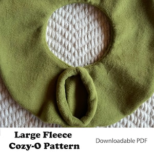 Könnte beinhalten: Ein großes, grünes Fleece-Cozy-O-Muster. Das Muster ist ein herunterladbares PDF.