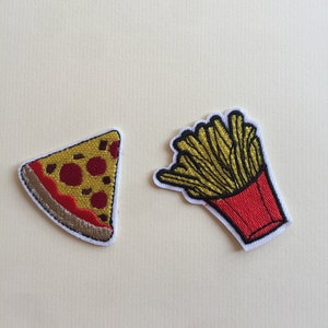以下が含まれることがあります： アイロン接着できる刺繍パッチ2枚。1枚はピザの切り身、もう1枚は赤い容器に入ったフライドポテトです。