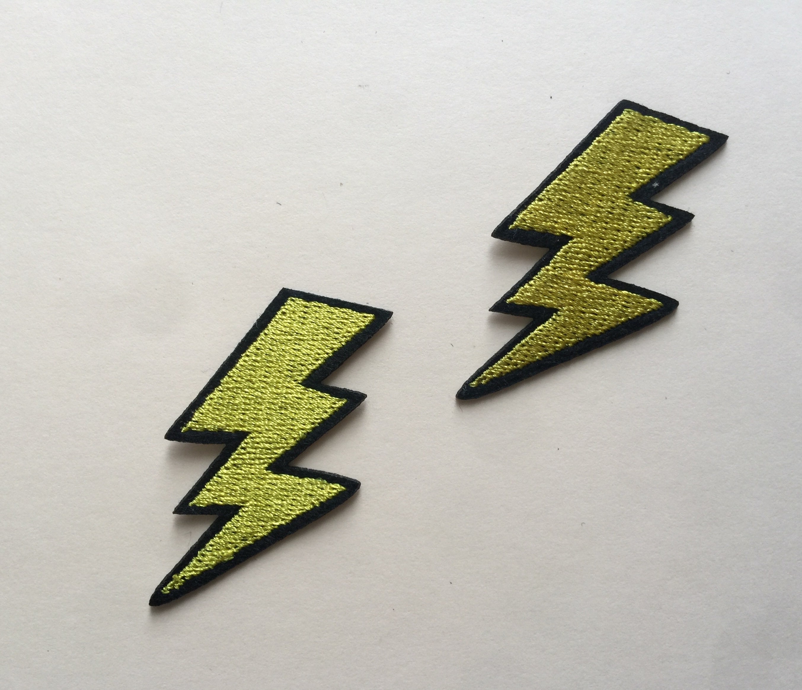 Fissi Il Vettore Del Bullone Di Fulmine Fulmini Gialli E Rossi Elementi Isolati Su Fondo Leggero 129328276 - Foto 4