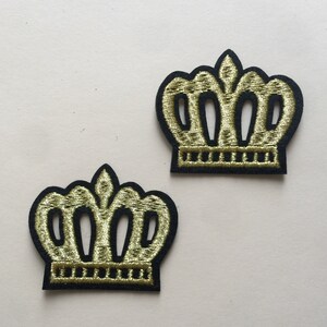 Set med 2 broderade lappar med stryk- och sy-på-applikationer från Royal Crown