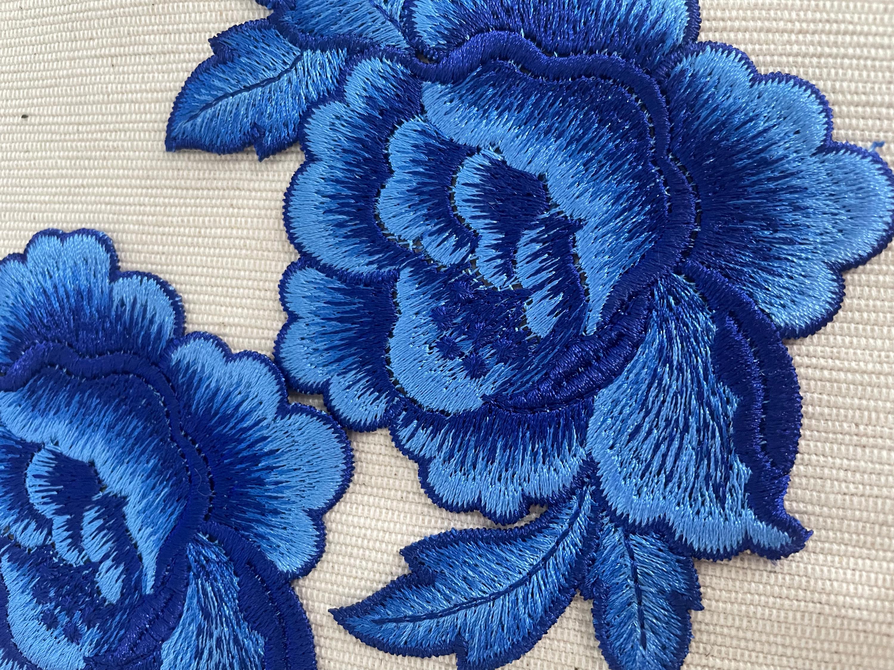 ロイヤルブルーのバラの花の縫い付けフル刺繍パッチアップリケ