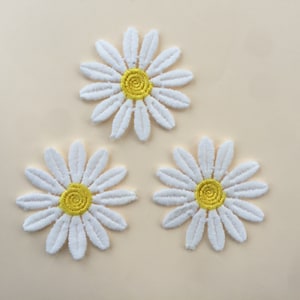 Set di 3 toppe ricamate a forma di fiore di margherita, da cucire all'uncinetto, con applicazioni distintive.