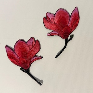 Rote Magnolien Blume Aufnäher: Aufnäher zum Aufnähen (5.5 cm x 7 cm)