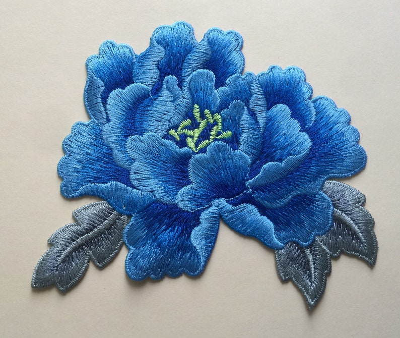 Naszywka z dużym kwiatem piwonii, haftowana naszywka, dostępne w siedmiu kolorach, light blue