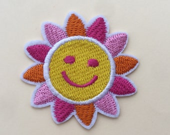 Sonnenblume mit glücklichem Gesicht Aufbügler / Aufnäher voll gestickt Aufnäher Applikationen Abzeichen