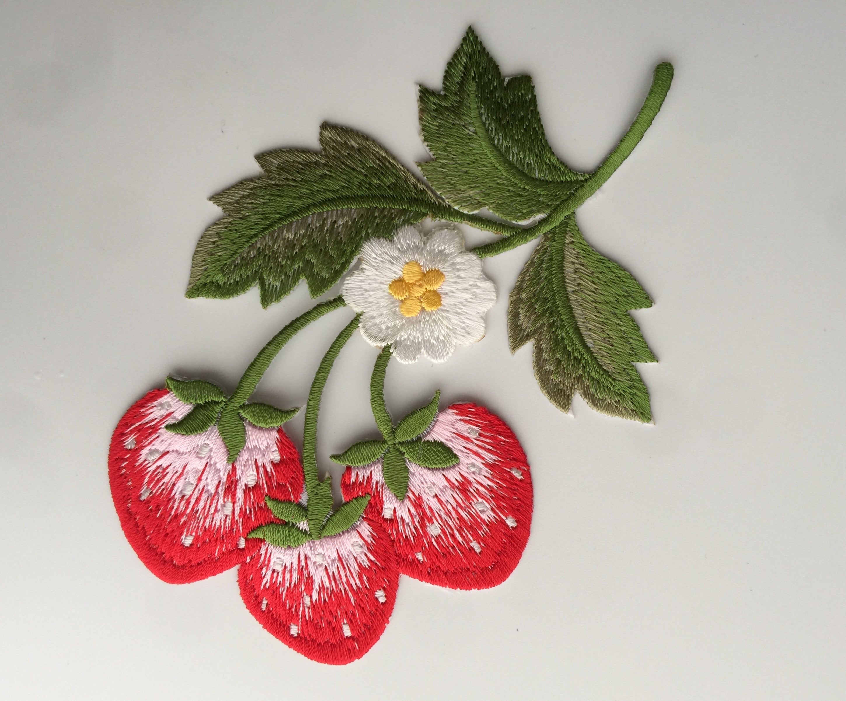 Erdbeeren Gestickter Aufnäher 3er-Pack, 1,5 "Eisen Auf Obst Applikation, Lebensmittel Abzeichen Für DIY-Jacken, Niedlicher Beeren Aufnäher Für Kleidung & Taschen - Schweiz