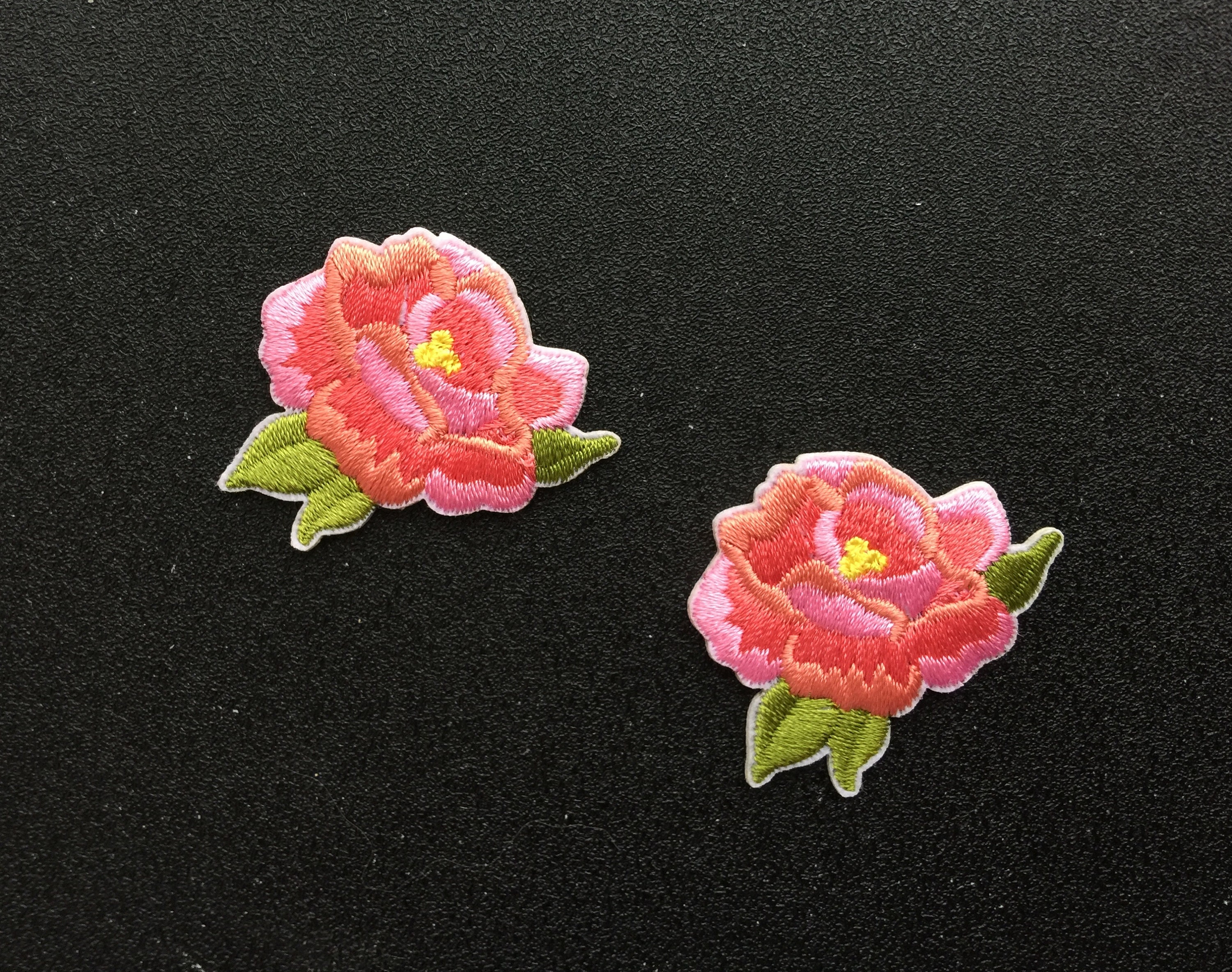 Coppia Toppe Ricamate A Rosa Da Stiro/Cucito Per Vestiti - 4,5 X 7 Cm