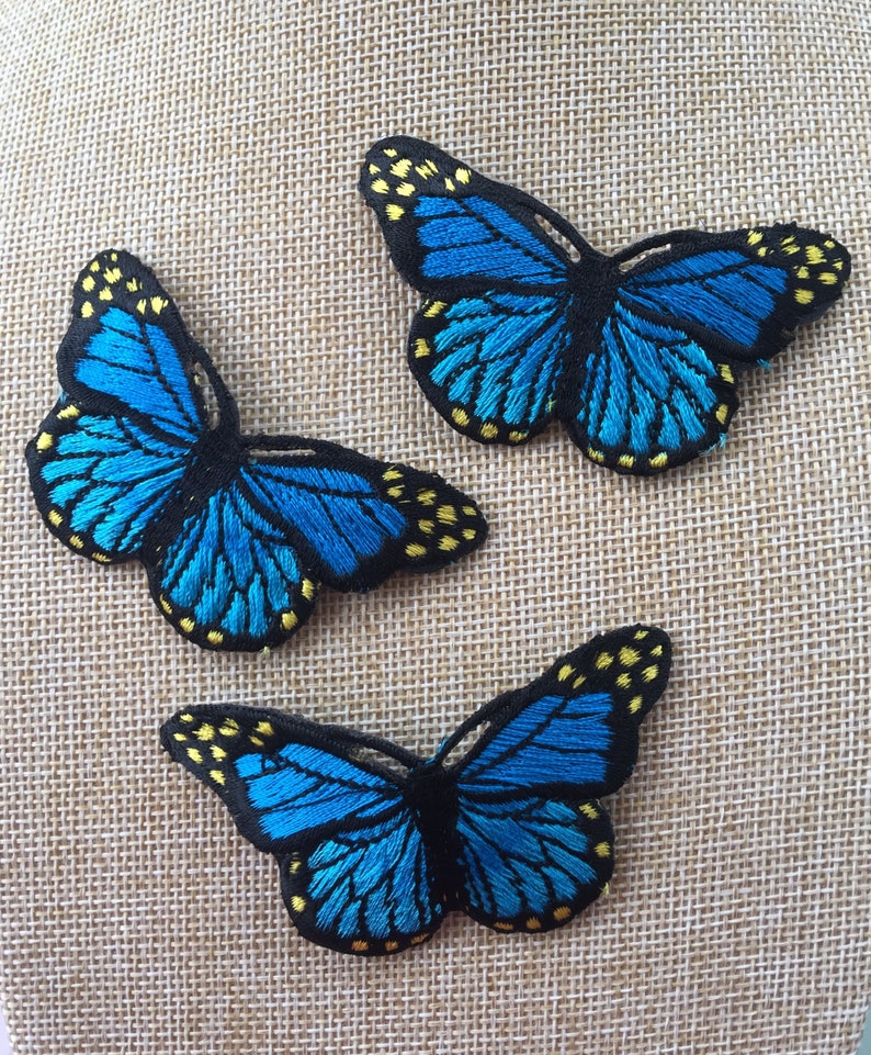 Conjunto de 3 insignias de apliques de parche bordado completo para coser o planchar con mariposa azul imagen 1