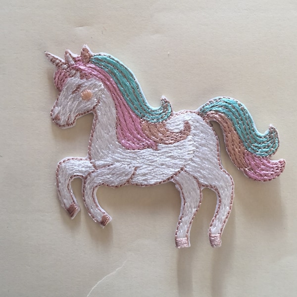 Patch de broderie licorne rose appliqué au fer à repasser