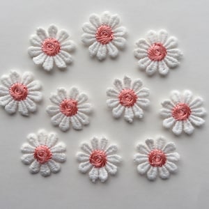 Set di 10 toppe ricamate con fiori di margherita rosa da cucire