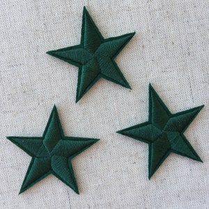 以下が含まれることがあります： 濃い緑色のフェルト製の星形のワッペンが3つ。星は5つのポイントのデザインで刺繍されています。