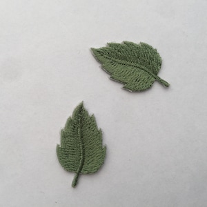 Lot de 2 mini feuilles petites feuilles fer à coudre fleurs écusson brodé écusson brodé Vert