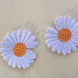 NEW Set Of 2 Daisy Flower Iron On Sew On Embroidered Patch Appliqués Badge