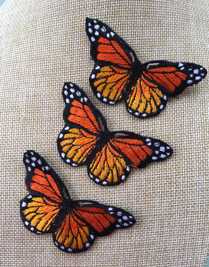 Set di 3 toppe per applicazioni completamente ricamate da stirare/cucire con farfalla arancione immagine 2