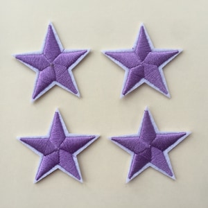 以下が含まれることがあります： 白い縁取りのある紫色の星形のアイロン接着パッチが4つです。