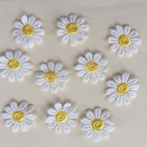 Conjunto de 10 insignias de apliques de parche bordado para coser con flores de margarita imagen 2