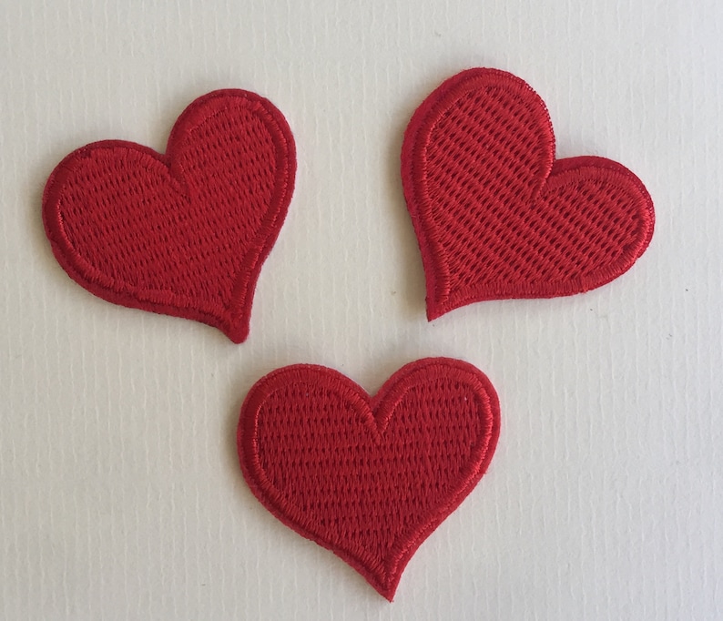 Juego de 3 apliques de parche bordado completo para coser o planchar con corazón rojo Insignia imagen 1