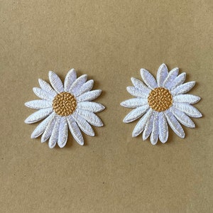 Set di 2 toppe ricamate a forma di fiore di margherita da stirare/cucire su badge
