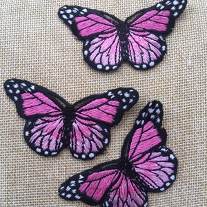 Juego de 3 parches bordados con diseño de mariposa rosa claro para planchar o coser.